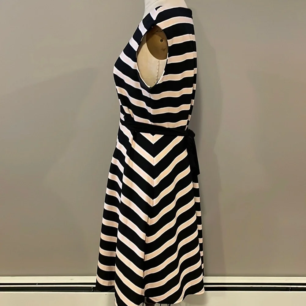 Roz & Ali sleeveless striped tie waist midi dress - Picture 3 of 8
